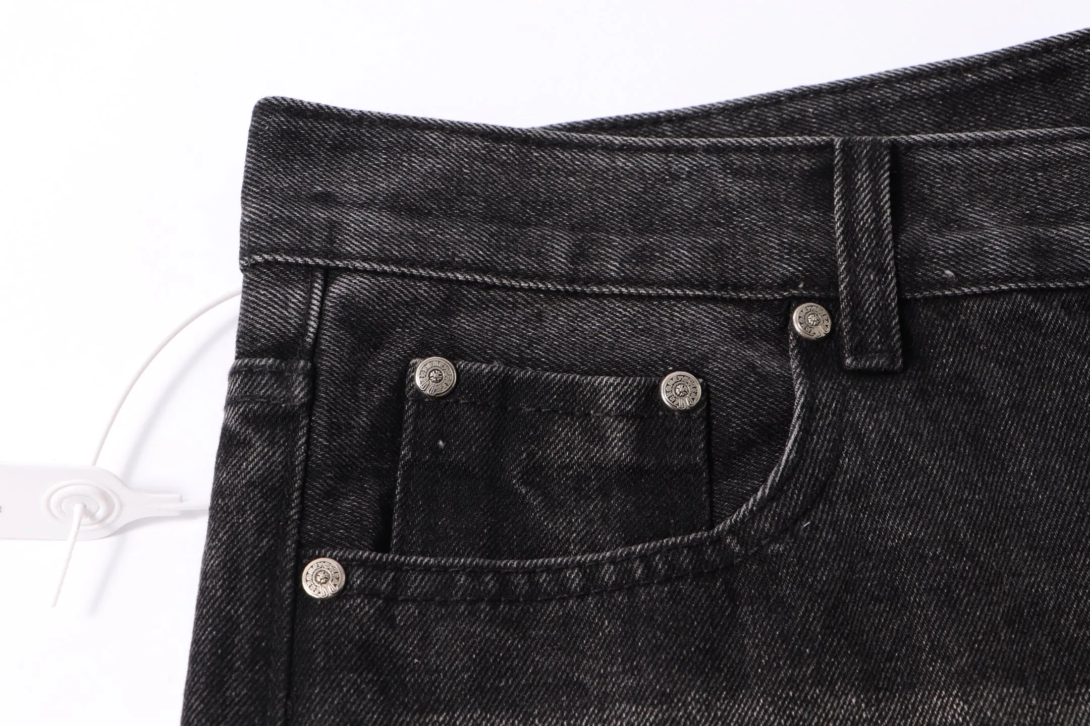 P260 Style No.: H902 Crow Heart & 𝐂𝐡𝐫𝐨𝐦𝐞 𝐇𝐞𝐚𝐫𝐭 ss25 zebra patchwork limited-edition patchwork jeans. Styles with different wash textures are very friendly to people with thin legs. The slightly flared version perfectly modifies the leg shape. The timeless and moderate length makes it easy to match and match. It is the basis for various styles and is a must-have in your wardrobe! The fabric is stiff but also makes the upper body soft without losing texture. The washing process is even more perfect. It is a must-have item for everyone! ! ! Washed wheat, hang tag, pants label, three labels complete Color: black Size: 28-30-32-34-36